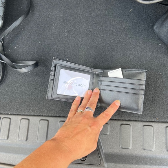 Man’s new mk wallet with tags - Picture 2 of 2